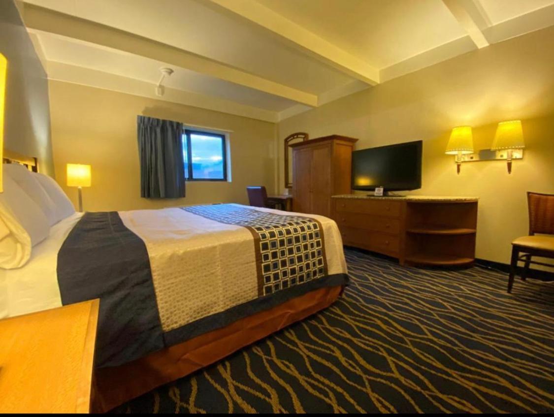 Economy Inn North Randall Kültér fotó