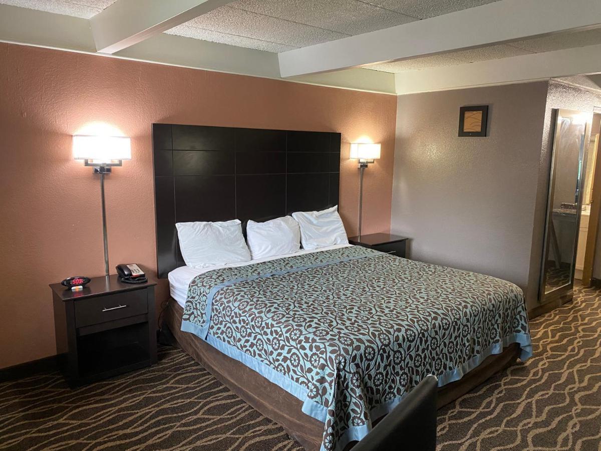 Economy Inn North Randall Kültér fotó