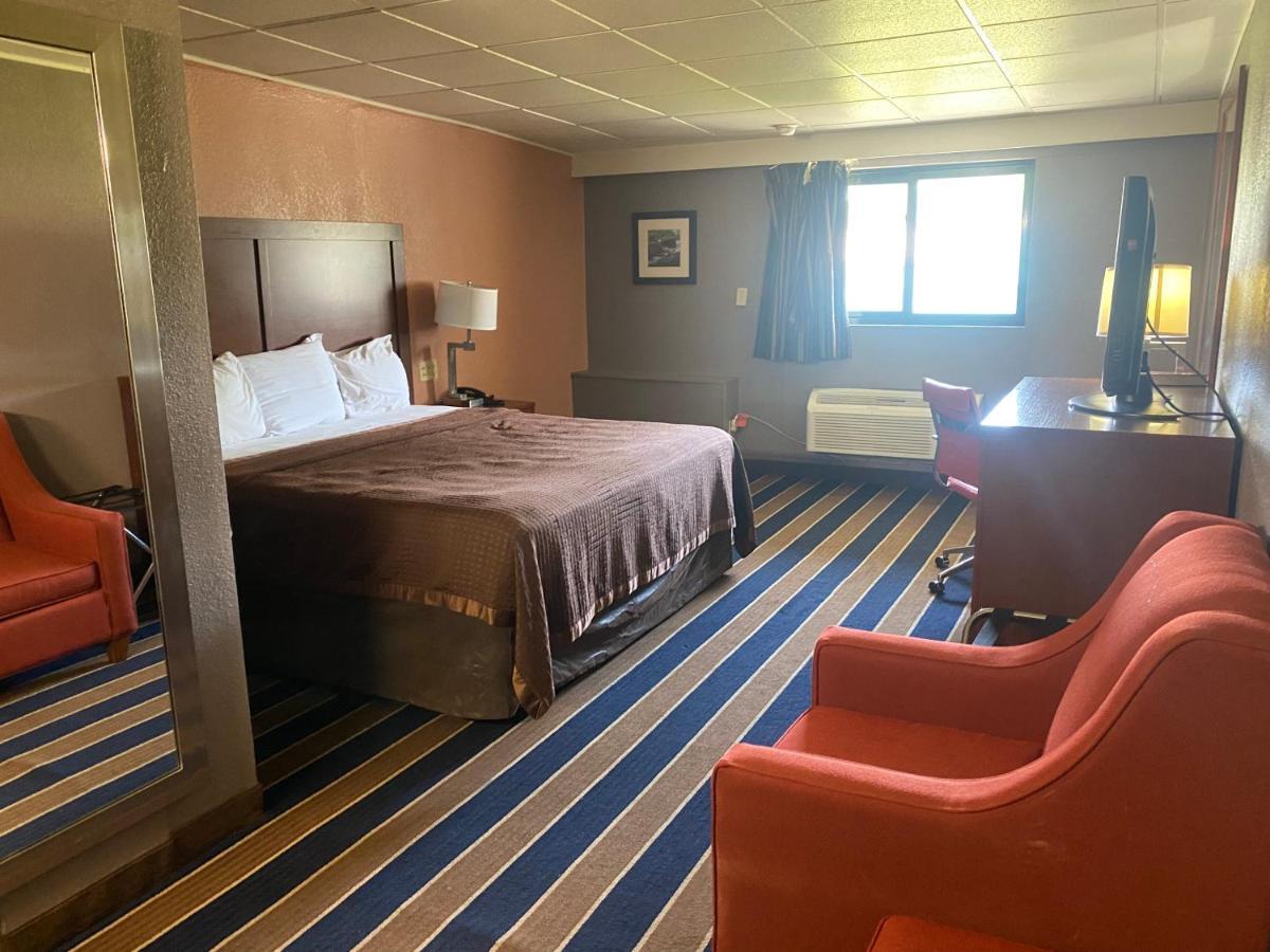 Economy Inn North Randall Kültér fotó
