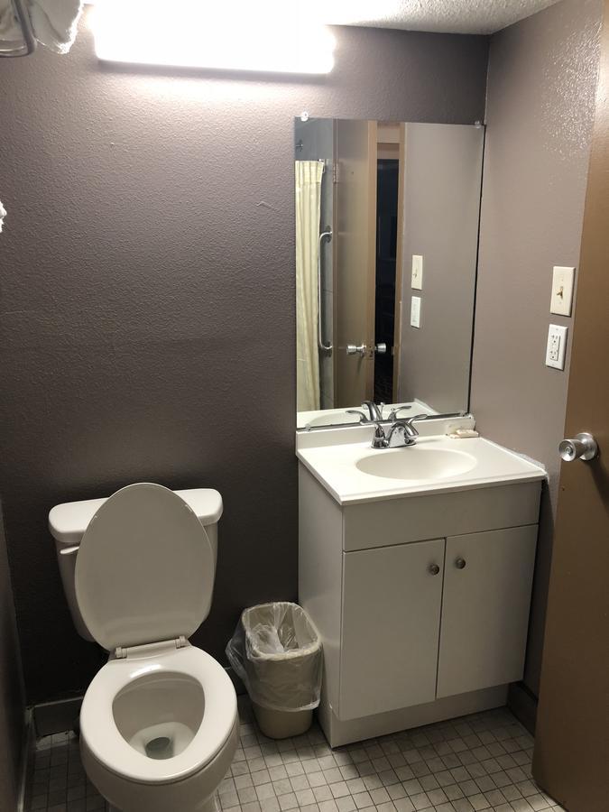 Economy Inn North Randall Kültér fotó