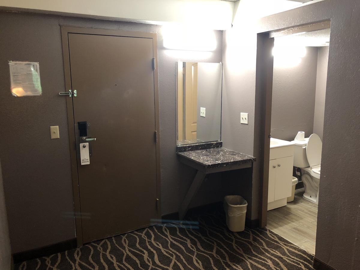 Economy Inn North Randall Kültér fotó