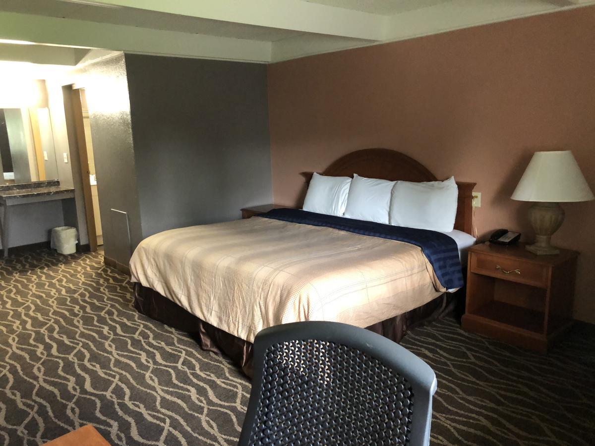 Economy Inn North Randall Kültér fotó